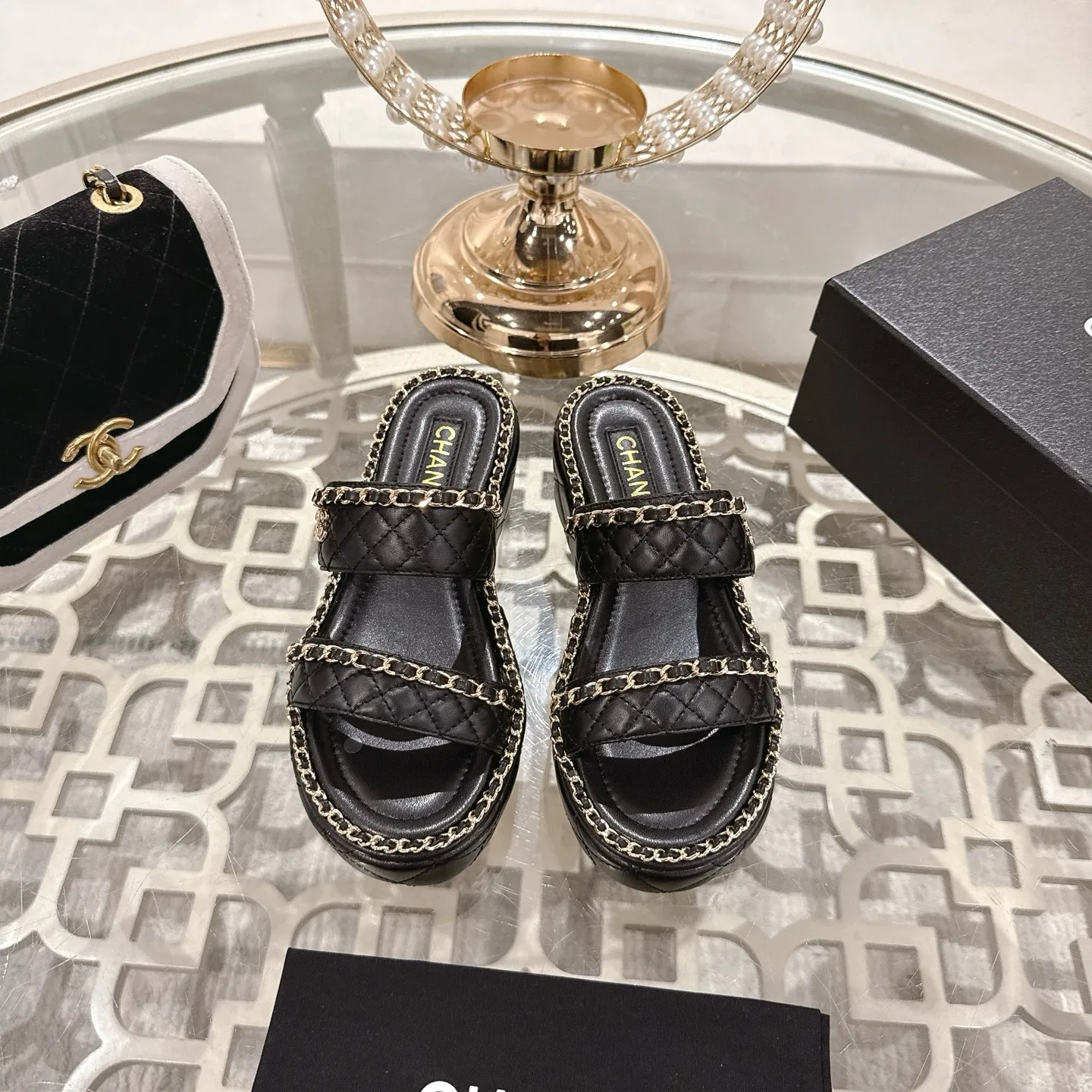 💕💕Factory direct selling price p600💕💕 𝐂𝐇𝐀𝐍𝐄𝐋 | Xiaoxiang 25𝐬𝐬 🦋2025 Spring and Summer New Products Counter Classic Xiaoxiang Double C Diamond Chain Slippers Series New〰 🍬 A must-have in the BS fashion circle The matching will interpret the meticulous, minimalist and classic elements that will never fade away. 💋 Showing a unique dressing style that is too beautiful to say. A must-have for summer... Upper: original high-customized lambskin. Lining: imported mixed sheepskin lining. Outsole: original molded non-slip outsole. Shoe size: 35-39 (34.40.41.42 customization is not returnable).